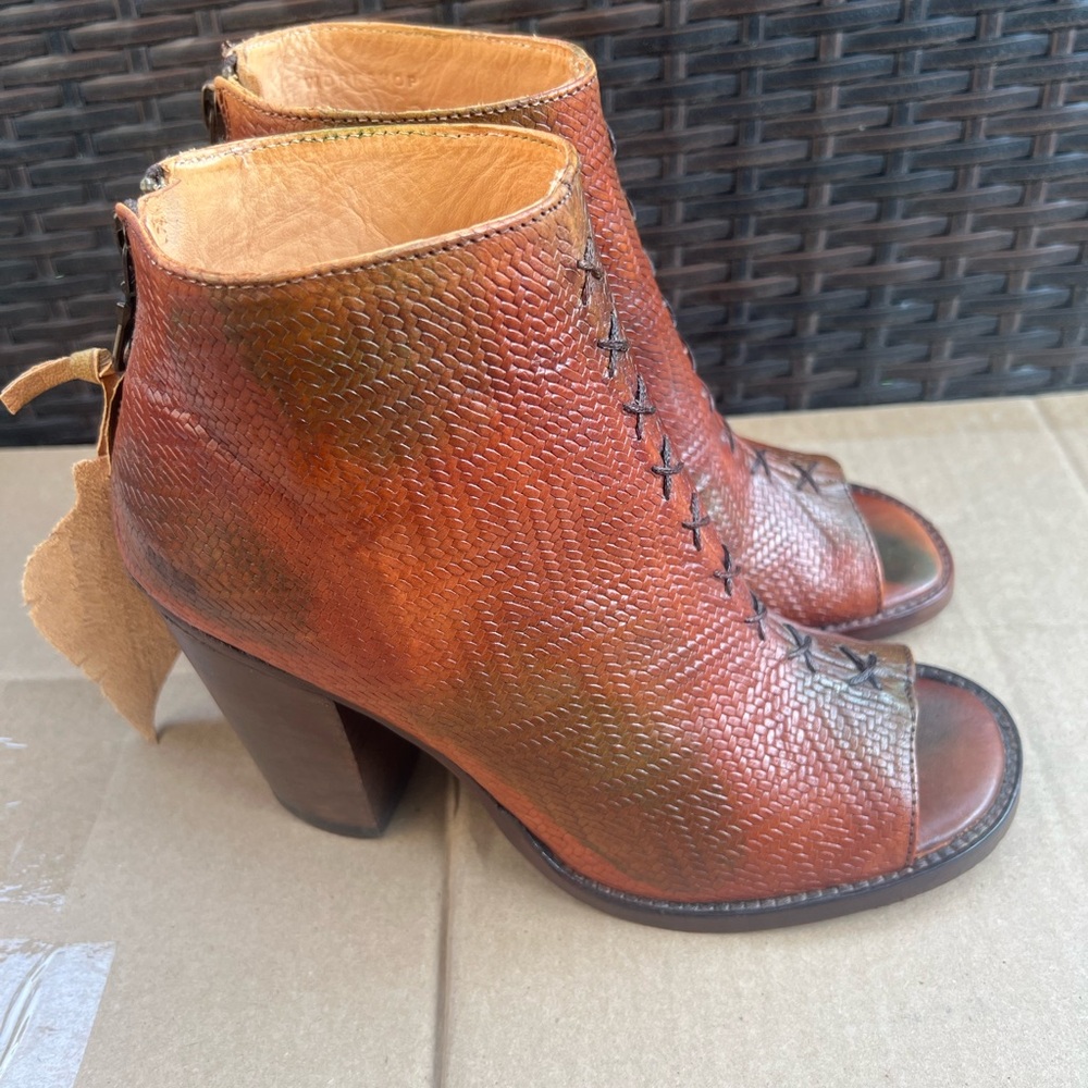 NWT BedStu Onset peep toe booties in teak Rowan NWT. Size 8.5.